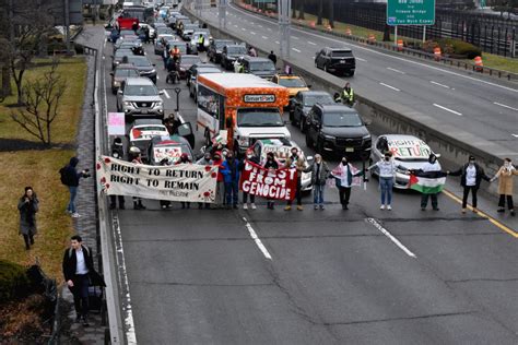 Caloocan village residents protest road blocking .